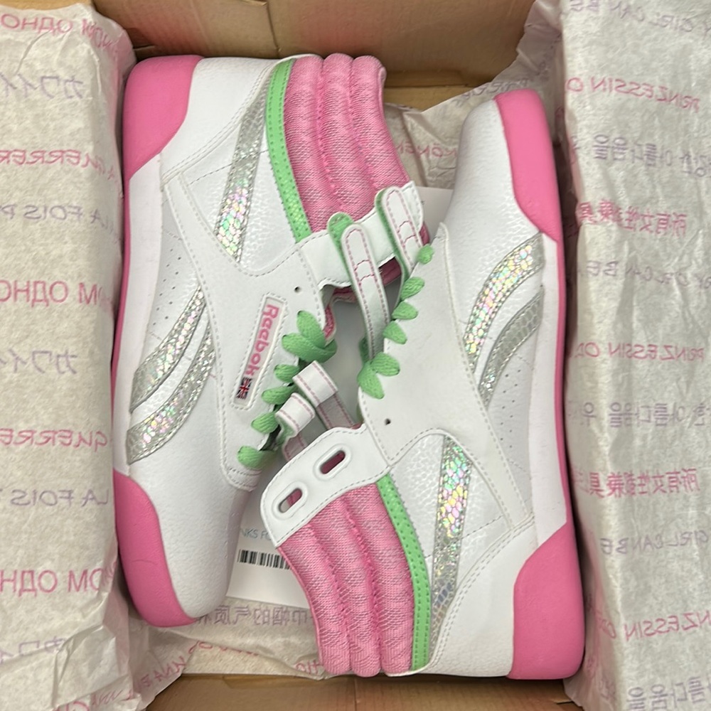 NEW Reebok Classic High-Top Shoes - Size 5 Junior